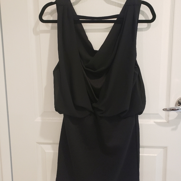 Short low-back black dress - Picture 3 of 3